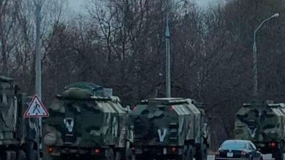 Усі, хто бачив, зафіксував, знає місцерозташування колони, терміново надати дані українським захисникам або, за можливості, не дозволити її подальше переміщення, закликали у МВС