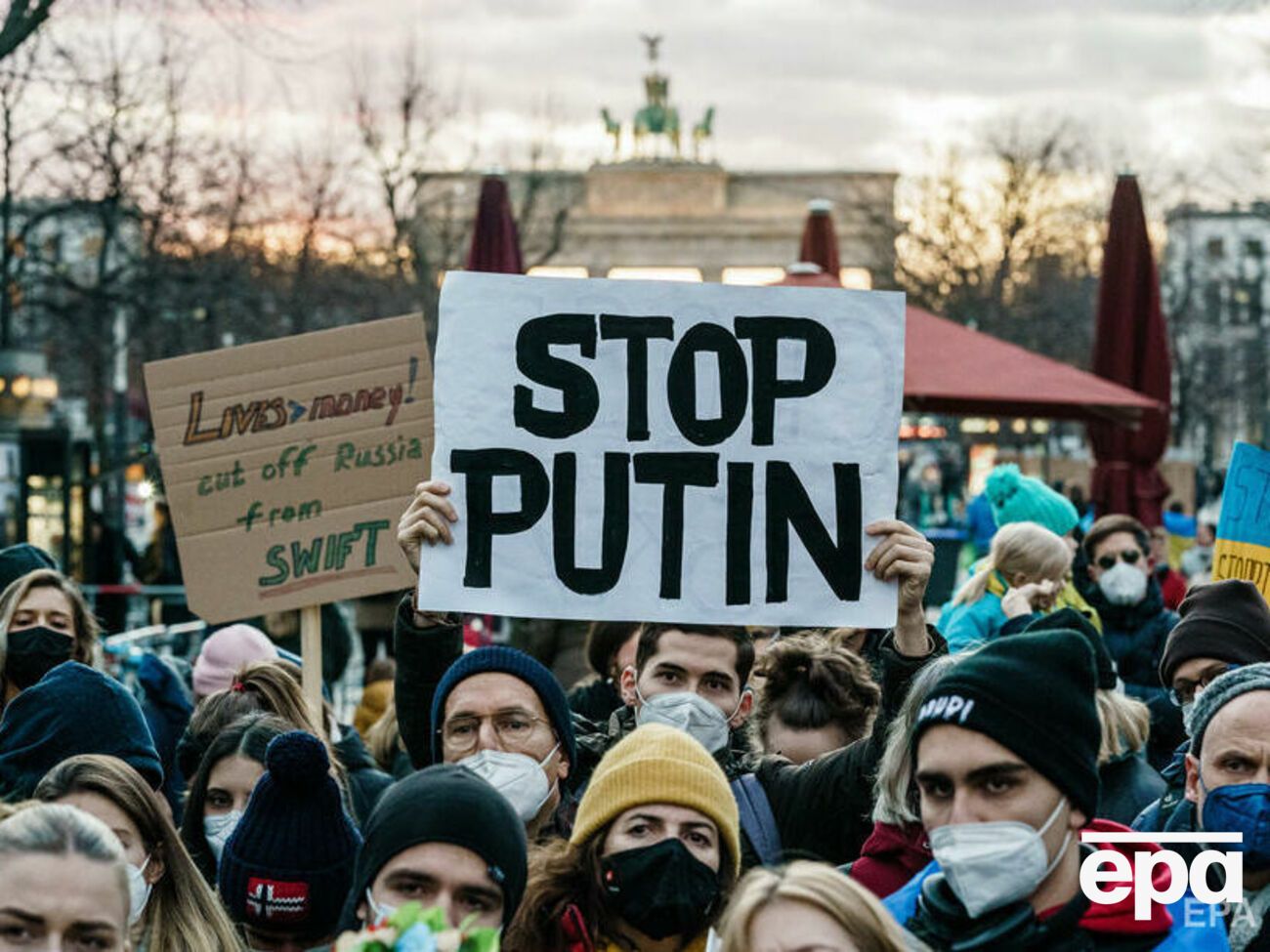 До сил стримування, які Путін доручив перевести в особливий режим, входять ядерні сили. На фото – антивоєнна акція у Берліні 26 лютого