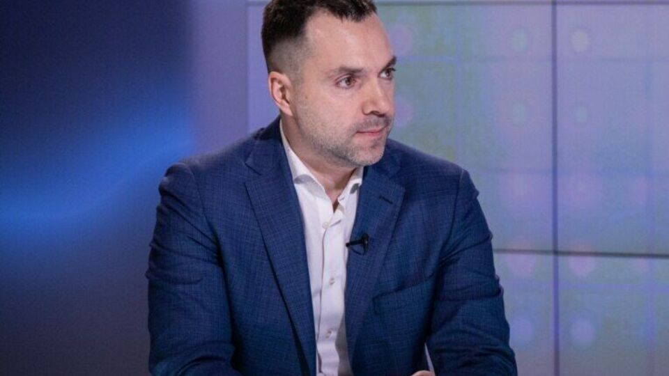 Арестович: К нам идет военная помощь сейчас из других стран