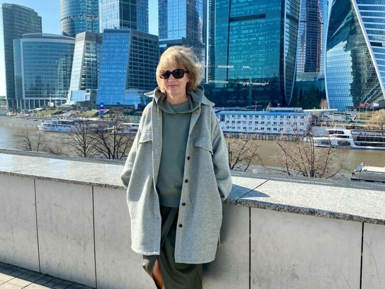 Іноземці йому за два дні вбили всю економіку, обвалили рубль, відрізали РФ від цивілізованого світу, і навіть його хворого мозку вистачає зрозуміти, що він залишається віч-на-віч зі своєю розлюченою н