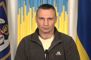 Киев живет в новых условиях – условиях военного положения, отметил Кличко