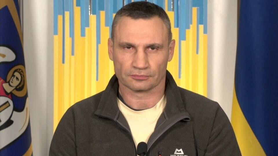 Киев живет в новых условиях – условиях военного положения, отметил Кличко