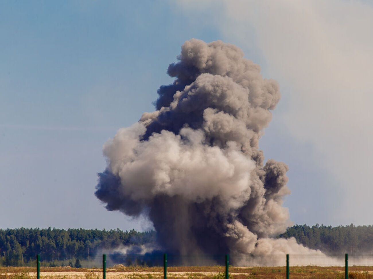 Взрыв на нефтебазе произошел примерно в 12.30 (архивное фото)