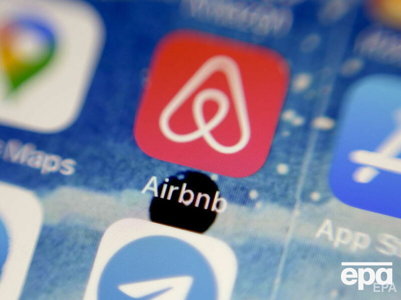 Директор сервиса Airbnb заявил, что работает над программой помощи украинцам за границей
