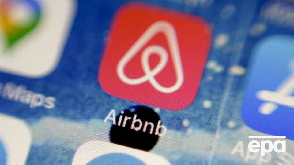 Директор сервісу Airbnb заявив, що працює над програмою допомоги українцям за кордоном