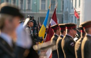 Парламент Латвії ухвалив зміни до законодавства, згідно з якими громадяни Латвії зможуть служити у військах України, а військовослужбовці України натуралізуватимуться у Латвії