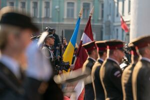 Парламент Латвии принял изменения в законодательство, согласно которым граждане Латвии смогут служить в войсках Украины, а военнослужащие Украины – натурализоваться в Латвии