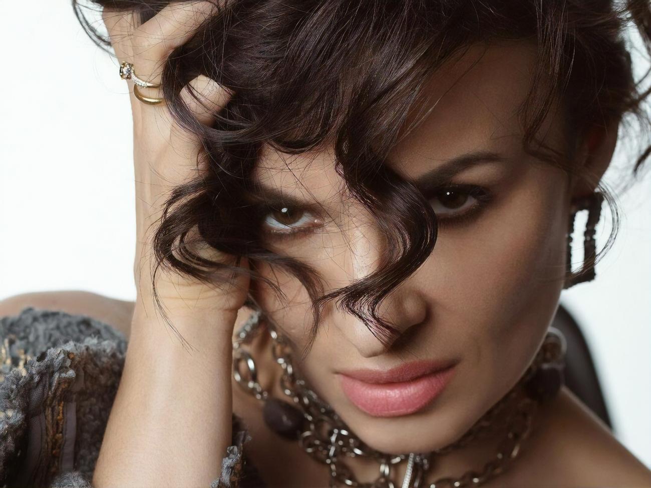 Мейхер примерила рога