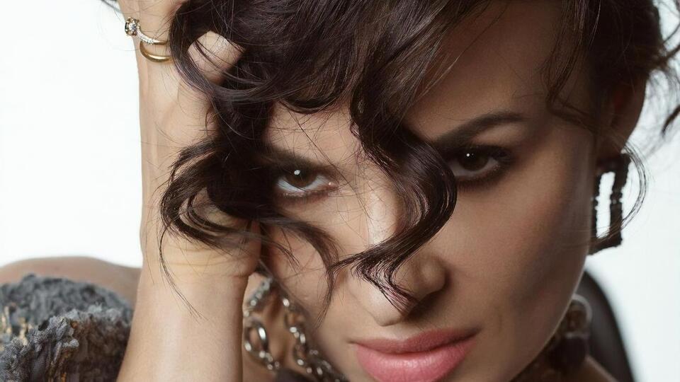 Мейхер примерила рога