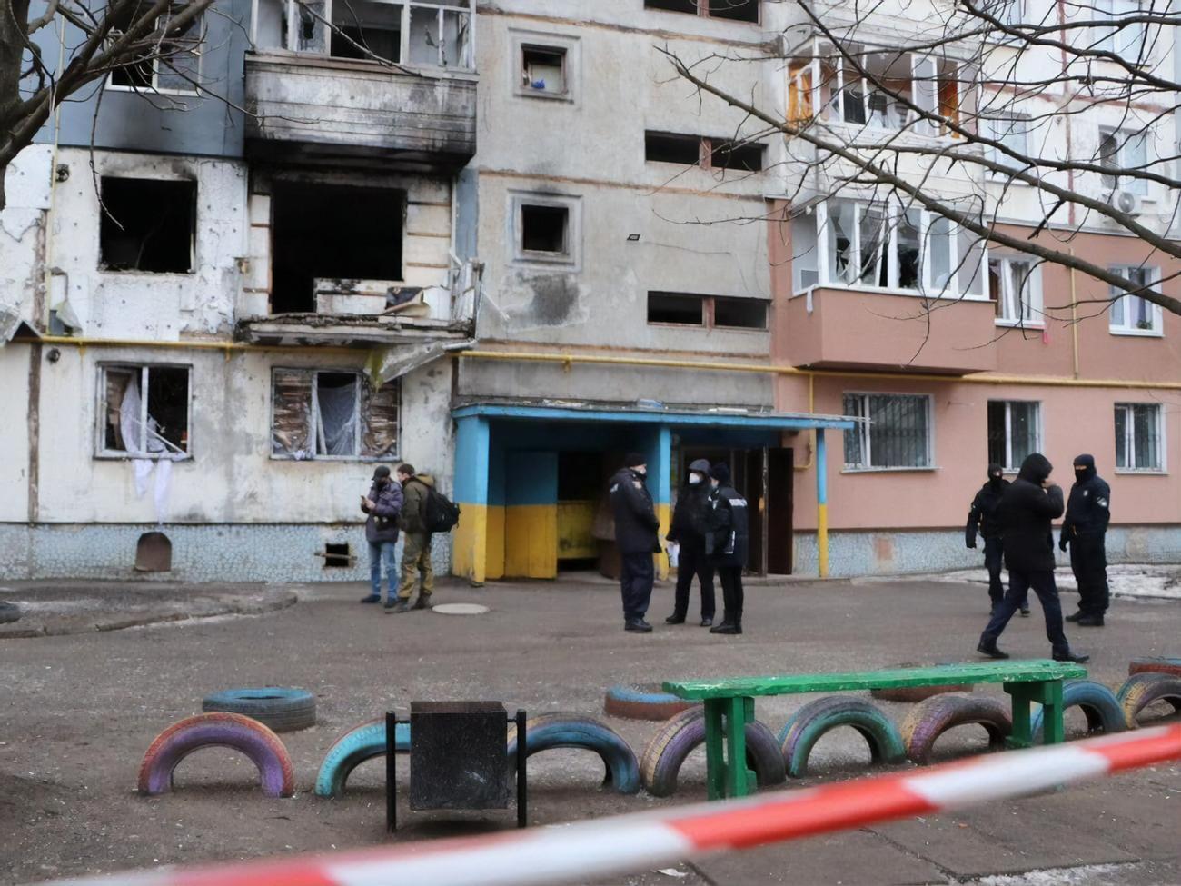 Всем жильцам дома, чьи квартиры пострадали, будет оказана помощь&nbsp;&ndash; их квартиры восстановят за средства из резервного фонда города и области, рассказали в Офисе президента