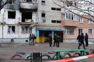 Всем жильцам дома, чьи квартиры пострадали, будет оказана помощь – их квартиры восстановят за средства из резервного фонда города и области, рассказали в Офисе президента