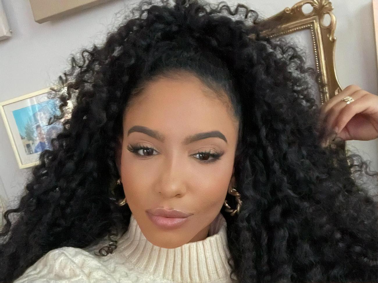 Крист работала журналисткой