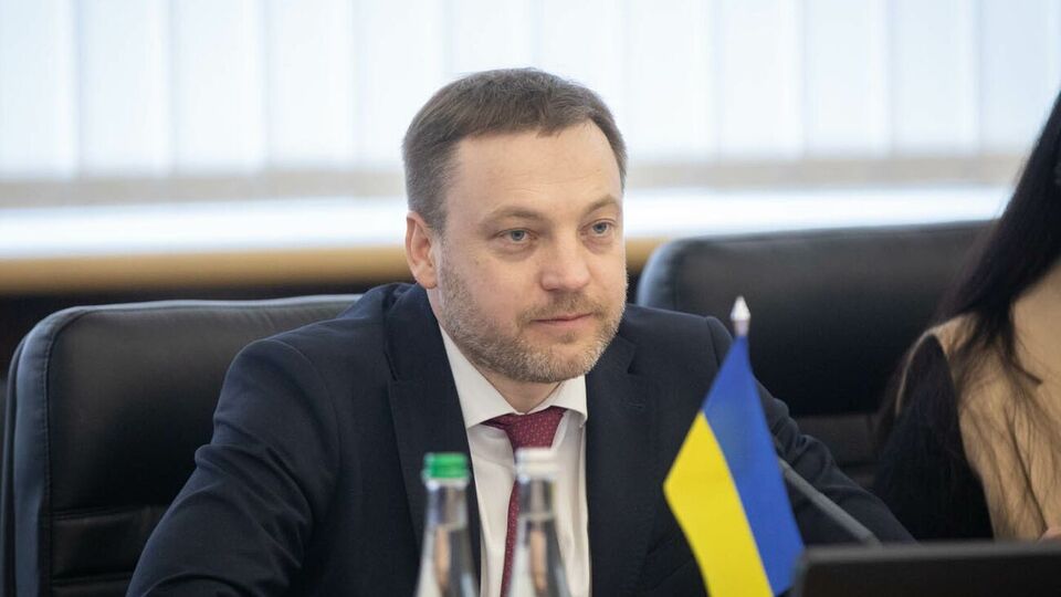 Группа парламентариев считает, что Монастырский злоупотребляет властью и служебным положением