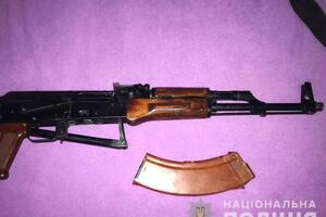 На місці події поліція вилучила зброю і набої