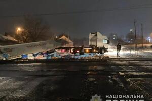 По данным полиции, водитель Scania выехал на переезд на запрещенный сигнал светофора