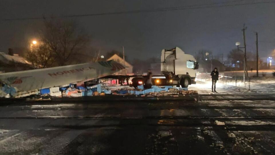 По данным полиции, водитель Scania выехал на переезд на запрещенный сигнал светофора