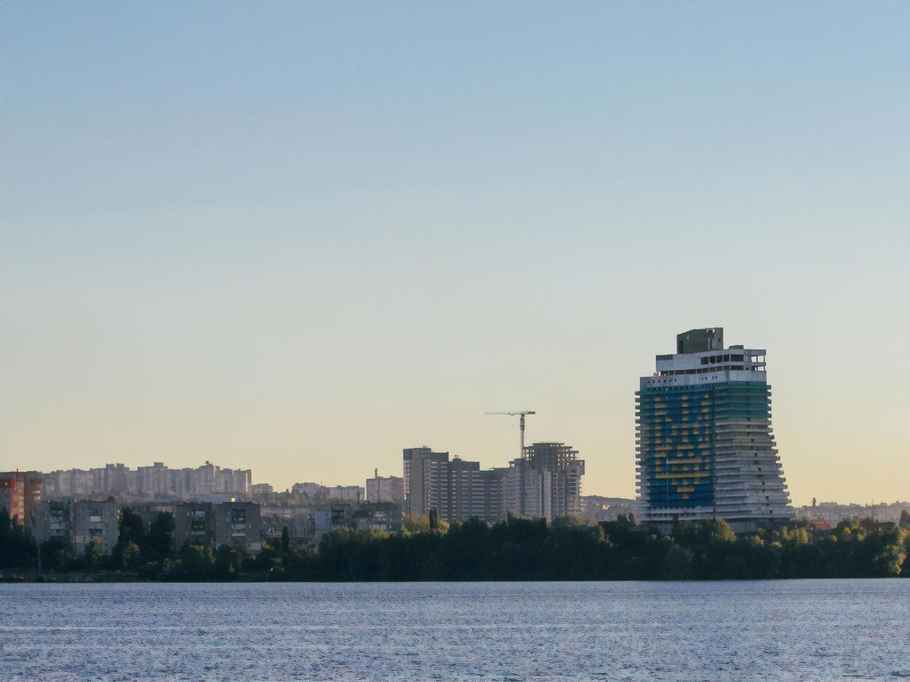 Трезубец, нарисованный в 2014 году на здании волонтерами, перед сносом закрасят