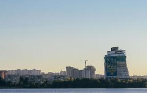 Трезубец, нарисованный в 2014 году на здании волонтерами, перед сносом закрасят