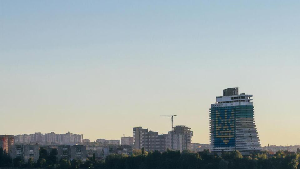 Тризуб, який 2014 року на будівлі намалювали волонтери, перед знесенням зафарбують