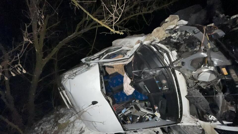 В аварии пострадали два водителя и девять пассажиров маршрутки