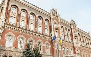 За даними журналіста Ніколаса Воллера, "Астерс" одержала сотні мільйонів гривень від Нацбанку та вивела ці гроші з країни, не сплативши податків
