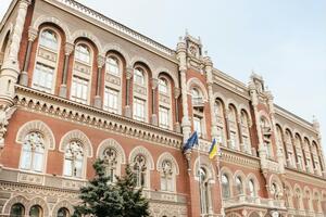 За даними журналіста Ніколаса Воллера, "Астерс" одержала сотні мільйонів гривень від Нацбанку та вивела ці гроші з країни, не сплативши податків