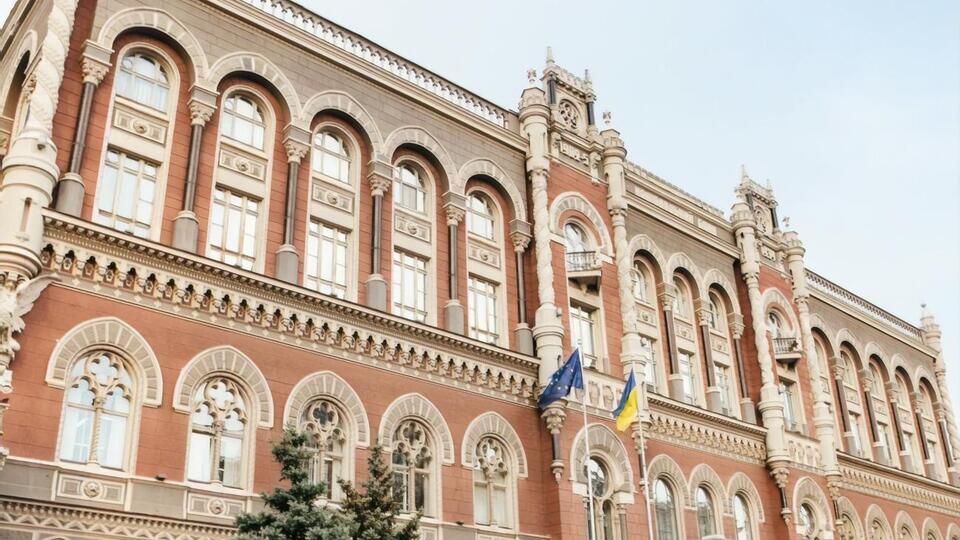 По данным журналиста Николаса Уоллера, "Астерс" получила сотни миллионов гривен от Нацбанка и вывела эти деньги из страны, не заплатив налоги