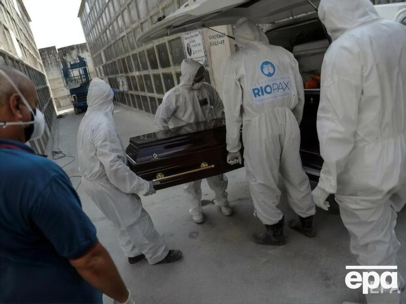 Жертвами COVID-19 в мире стали почти 5,7 млн человек