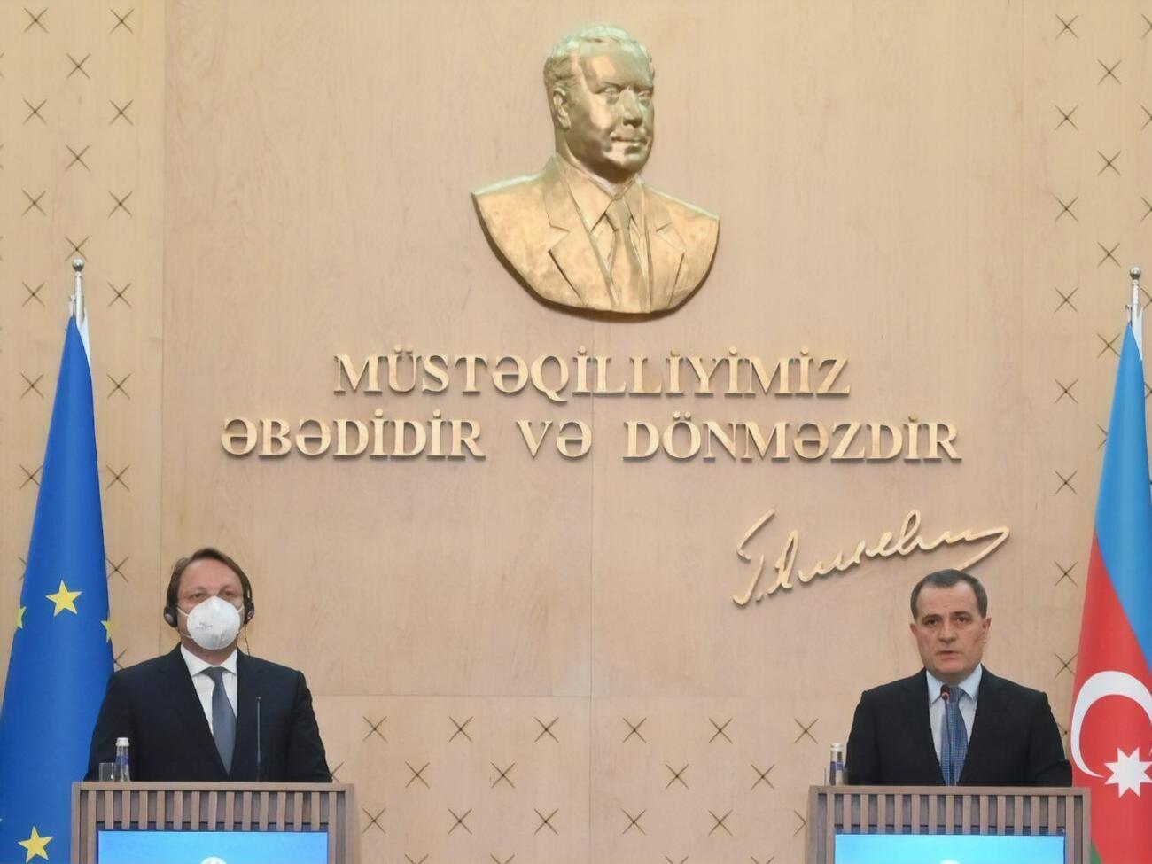 Азербайджан &ndash; надежный партнер Евросоюза, отметил Варгейи (слева)