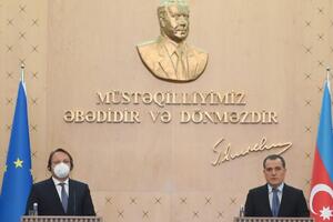 Азербайджан – надежный партнер Евросоюза, отметил Варгейи (слева)