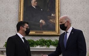 У Зеленского (слева), видимо, есть значительно большие риски, из-за которых он не может исполнить обещание, данное Байдену (справа), считает Рябошапка