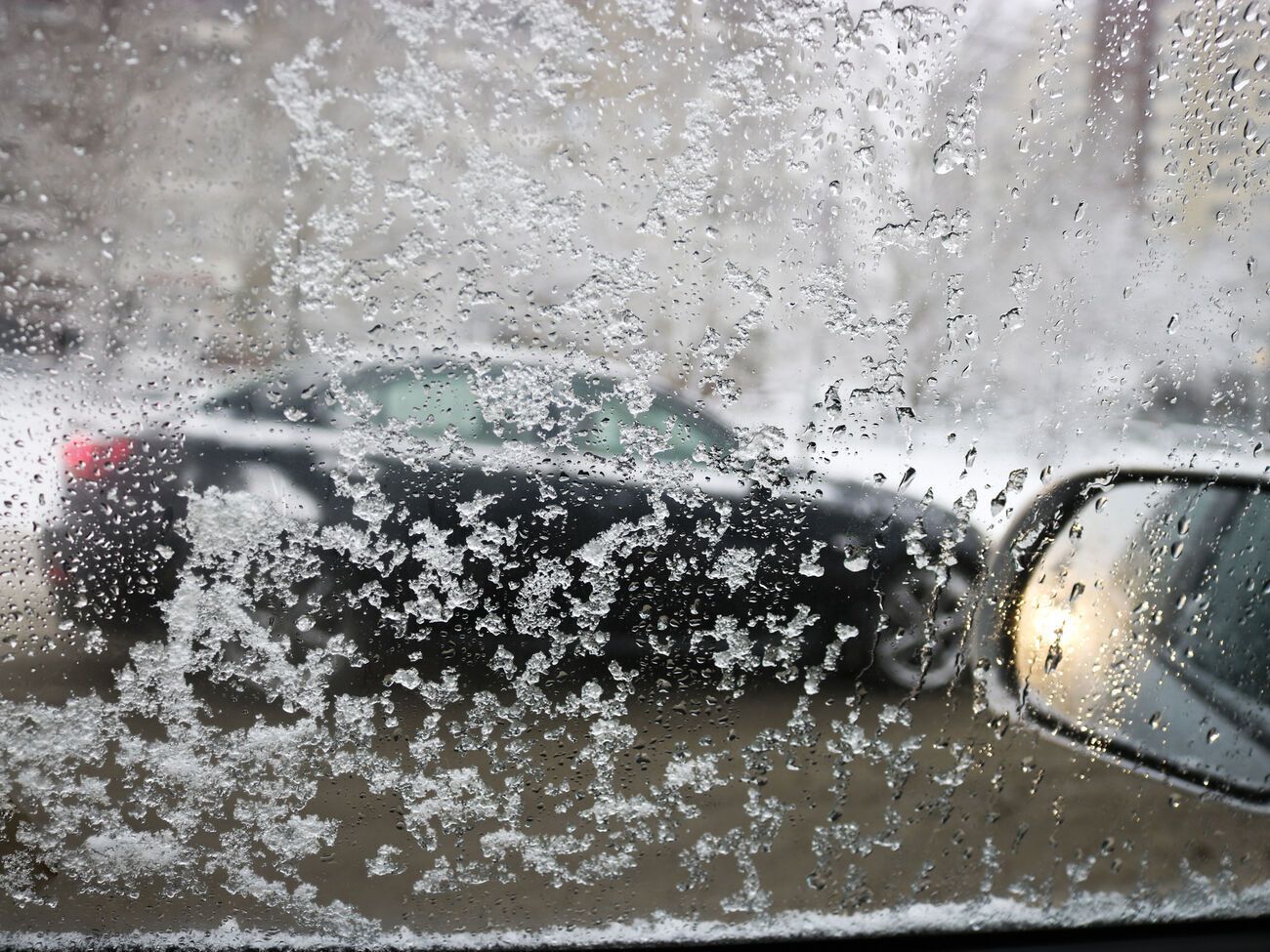 Синоптики попередили про ожеледь на дорогах