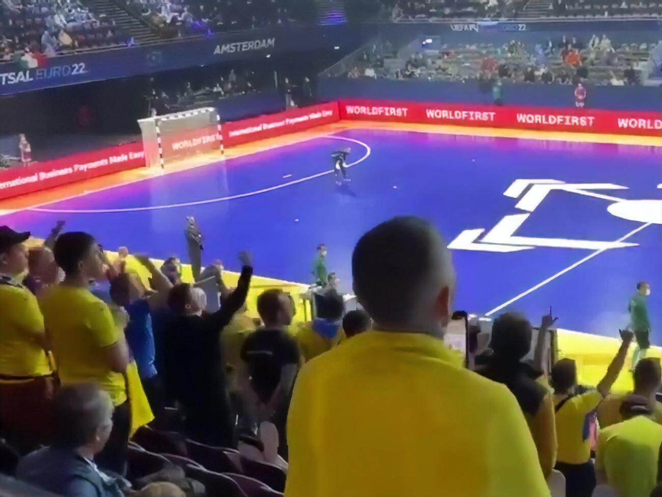 Украинские фанаты исполнили в Амстердаме "хит о Путине"