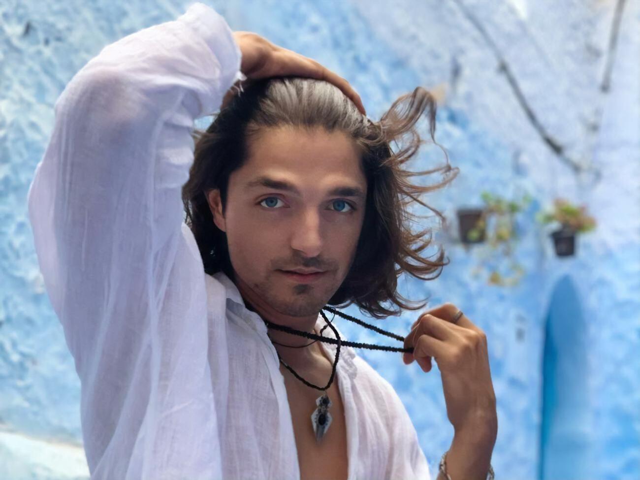 Артист исполняет композицию на английском языке