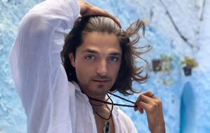 Артист исполняет композицию на английском языке