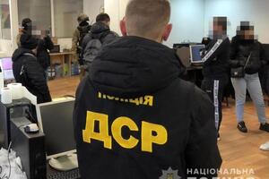 За даними поліції, у кол-центрах працювало понад 140 осіб