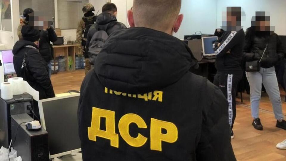 За даними поліції, у кол-центрах працювало понад 140 осіб