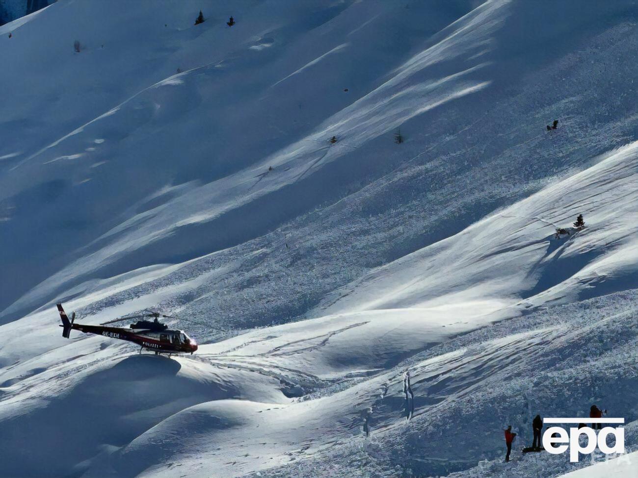 Для спасения попавших под лавины использовали вертолеты