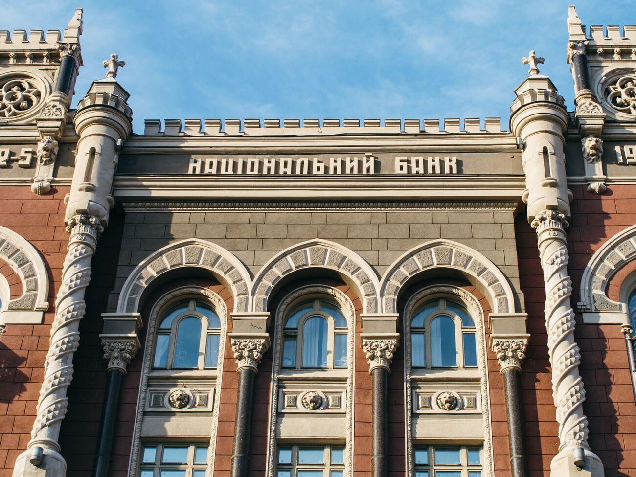 Станом на 7 лютого НБУ встановив курс гривні на позначці 28,15 грн/$