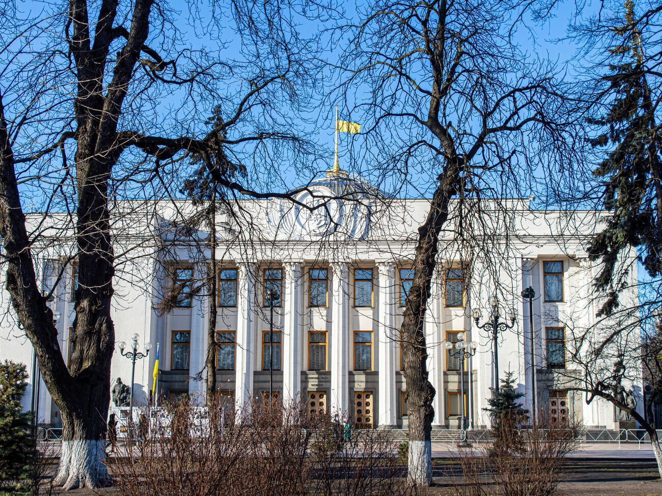 Чоловіка, який кинув молоток у вікно Ради, затримали