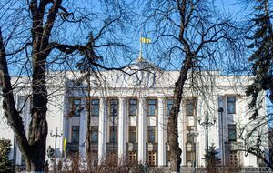 Чоловіка, який кинув молоток у вікно Ради, затримали