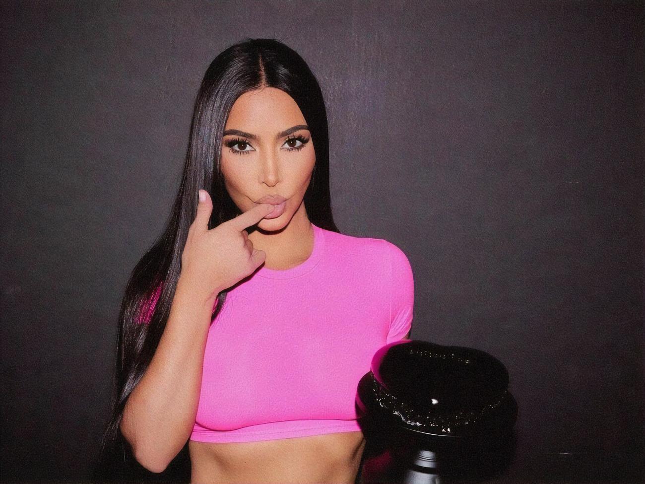 SKIMS &ndash; собственный бренд Ким Кардашьян, выпускающий домашнюю одежду, нижнее белье и корректирующее белье