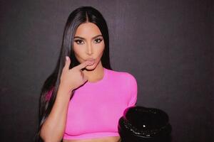 SKIMS – собственный бренд Ким Кардашьян, выпускающий домашнюю одежду, нижнее белье и корректирующее белье