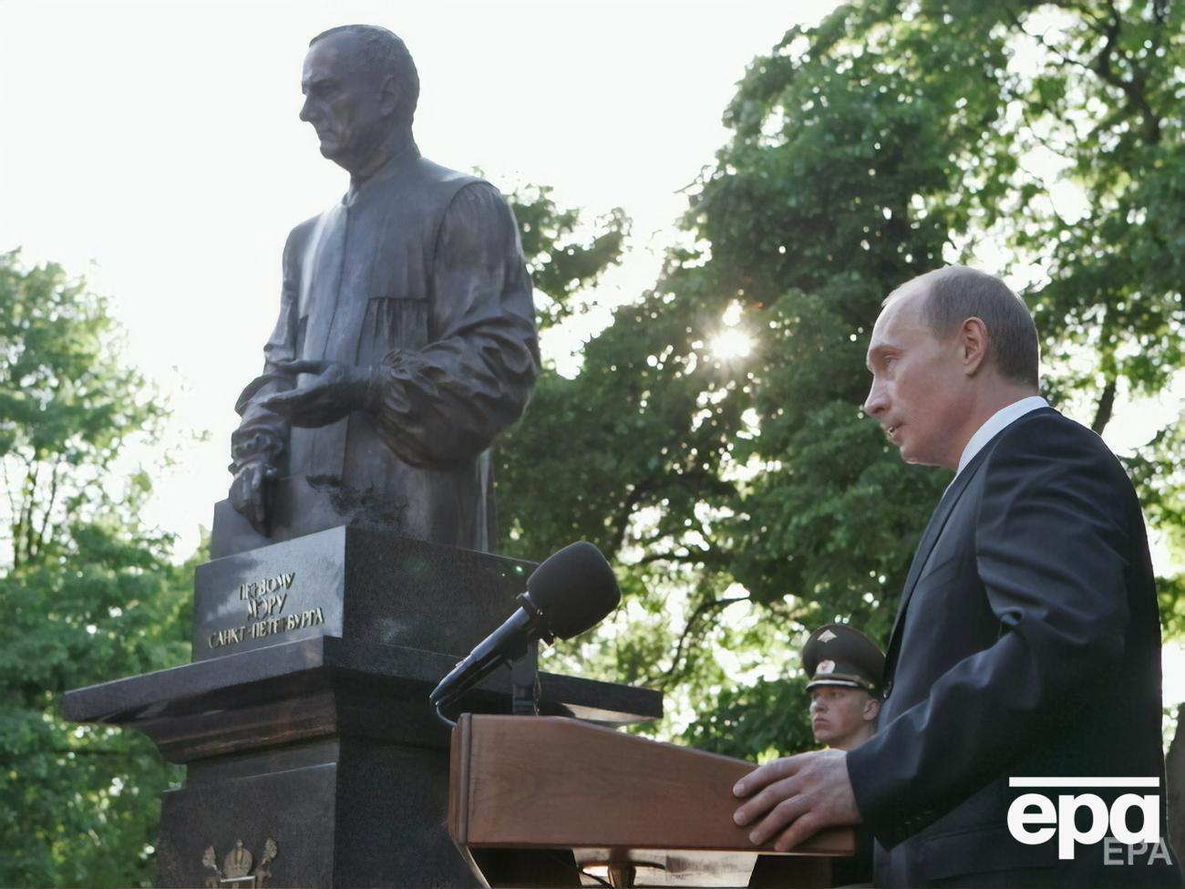 Макфол отметил, что избрание Путина (на фото справа) президентом удивило его