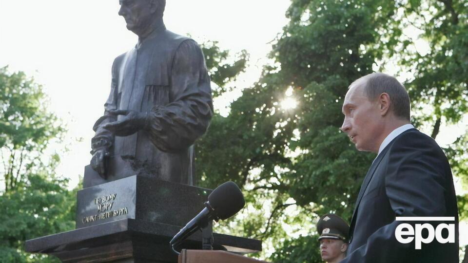 Макфол отметил, что избрание Путина (на фото справа) президентом удивило его