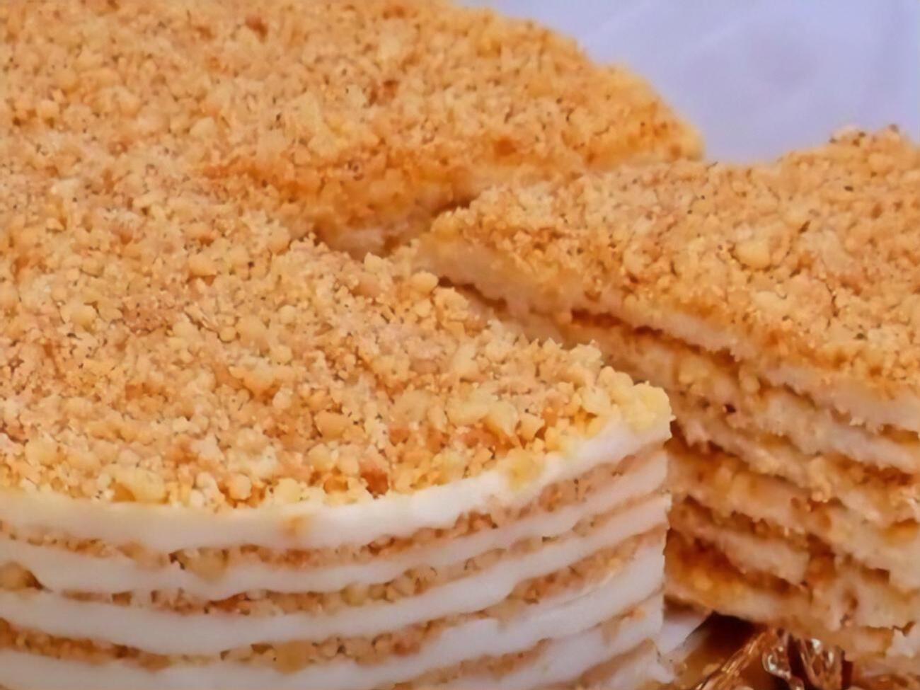 Коржи для торта формируются из поджаренной на сковороде крошки