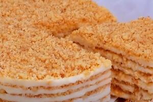 Коржи для торта формируются из поджаренной на сковороде крошки