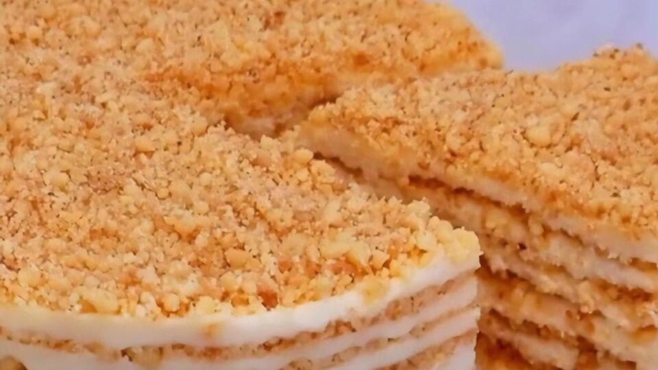 Коржі для торта формують зі смаженої на сковороді крихти