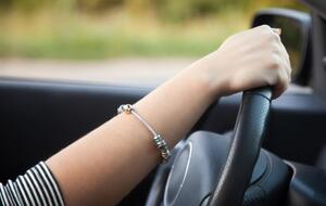 Автомобиль будет находиться на штрафплощадке, пока женщина не оплатит задолженность