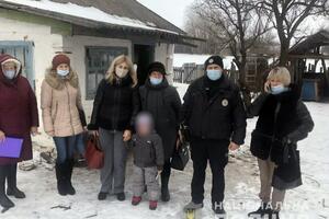 Полиция и представители территориальной общины передали девочку медикам